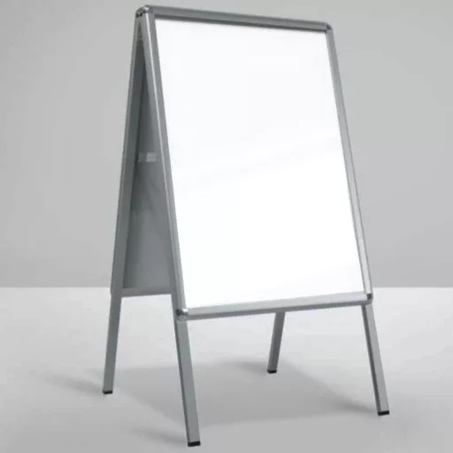 Vremensko odporen aluminijast A-znak s nosilcem za plakate in pisljivo površino