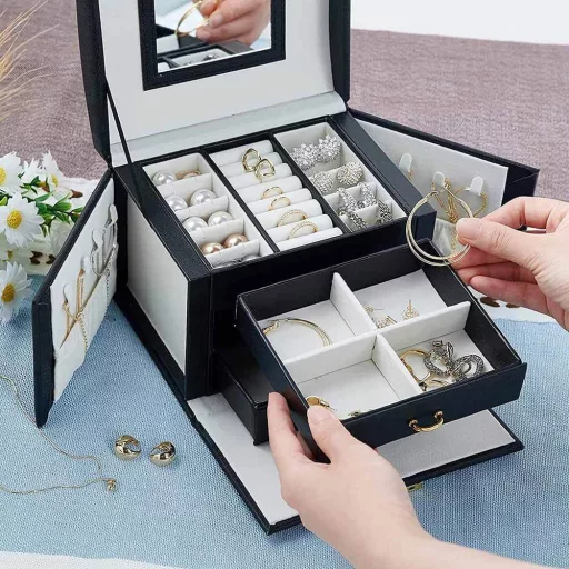 Eleganten organizator za nakit z ogledalom in ključavnico - različne barve