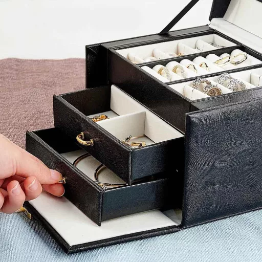 Eleganten organizator za nakit z ogledalom in ključavnico - različne barve