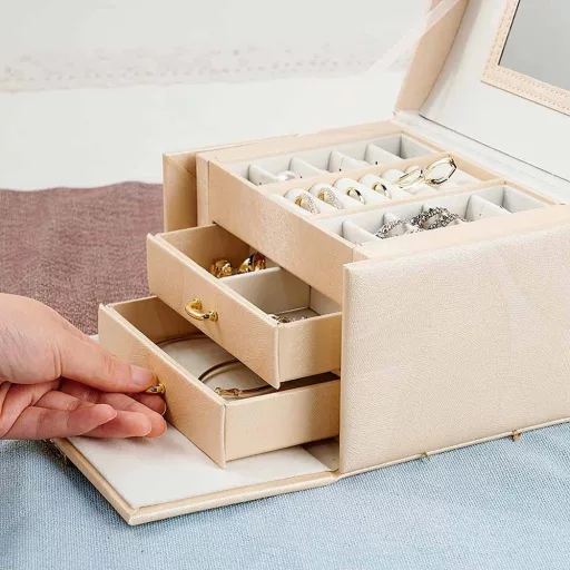 Eleganten organizator za nakit z več predali in zaklepnim dizajnom