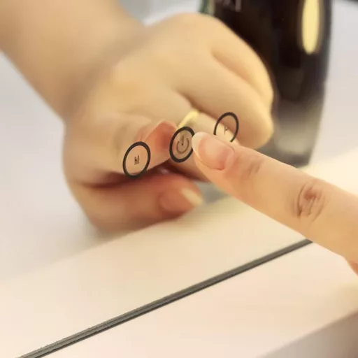 LED ogledalo za ličenje s kontrolnim zaslonom na dotik in nastavljivo svetlostjo