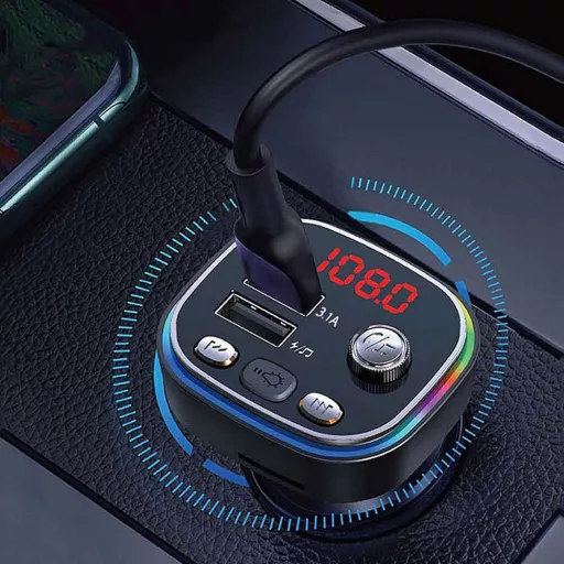 Večfunkcijski Bluetooth avto oddajnik z dvojno USB polnjenjem in FM radijem