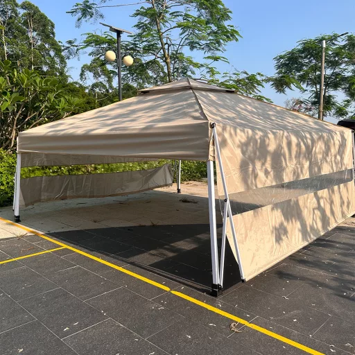 Vodoodporen bež paviljon z nastavljivim senčnikom in polovično steno - 300x300 cm