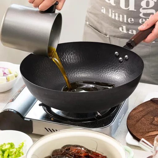 Wok ponva z kuhinjskimi pripomočki